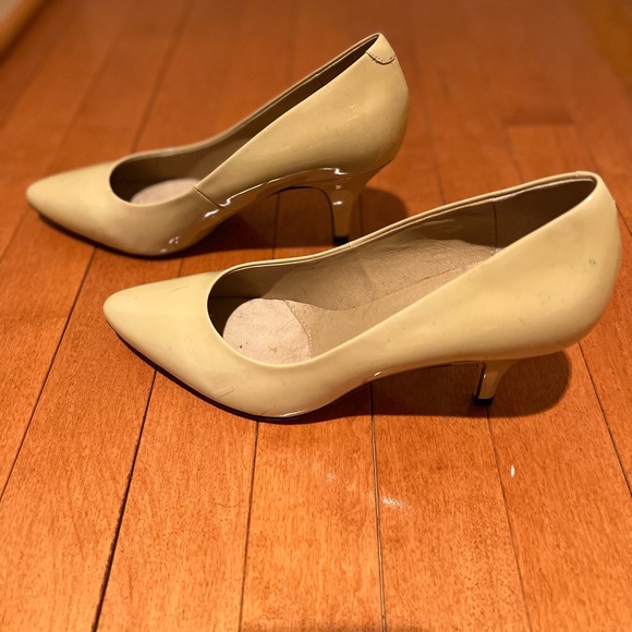 Vaneli pumps shiny beige size 7.5 excellent condition versatile business party - Picture 2 of 5
